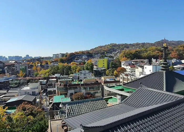 \'Seongbuk Castle Suites\' 5 Bedroom, Castle-Wall View,