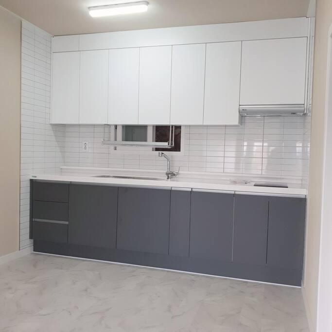 'seongbuk Castle Suites' 5 Bedroom, Castle-wall View, Appartamento *