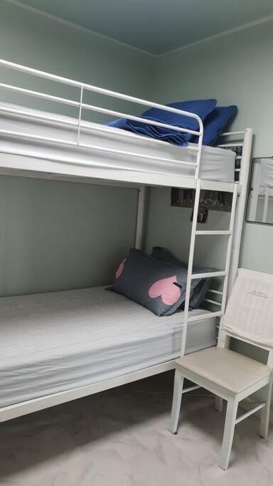 'seongbuk Castle Suites' 5 Bedroom, Castle-wall View, *